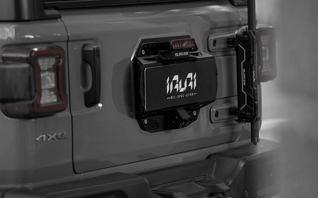 Upgrade your Jeep with the iRURI Tactical Rear License Plate Bracket. CNC aluminum, integrated brake light, and camera-ready for Wrangler JL & 4XE.
