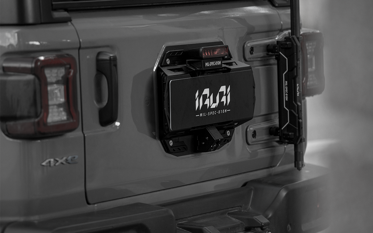 Upgrade your Jeep with the iRURI Tactical Rear License Plate Bracket. CNC aluminum, integrated brake light, and camera-ready for Wrangler JL & 4XE.