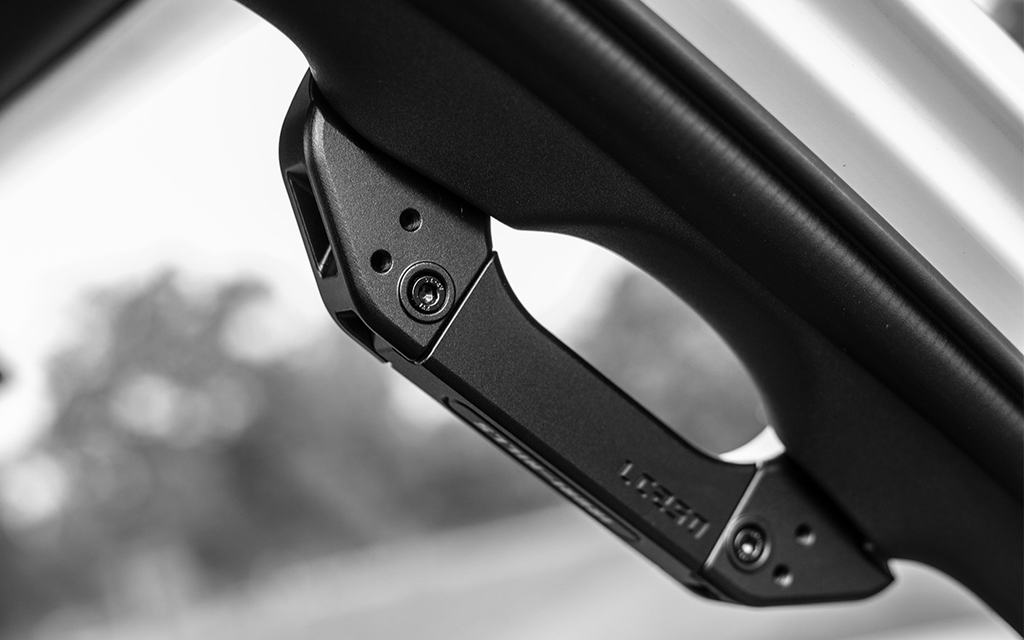 Upgrade your GX550 with IRURI-HILLS A-Pillar Grab Handles. Sturdy aluminum grip, built-in phone mount, and MOLLE slots for secure overland access.
