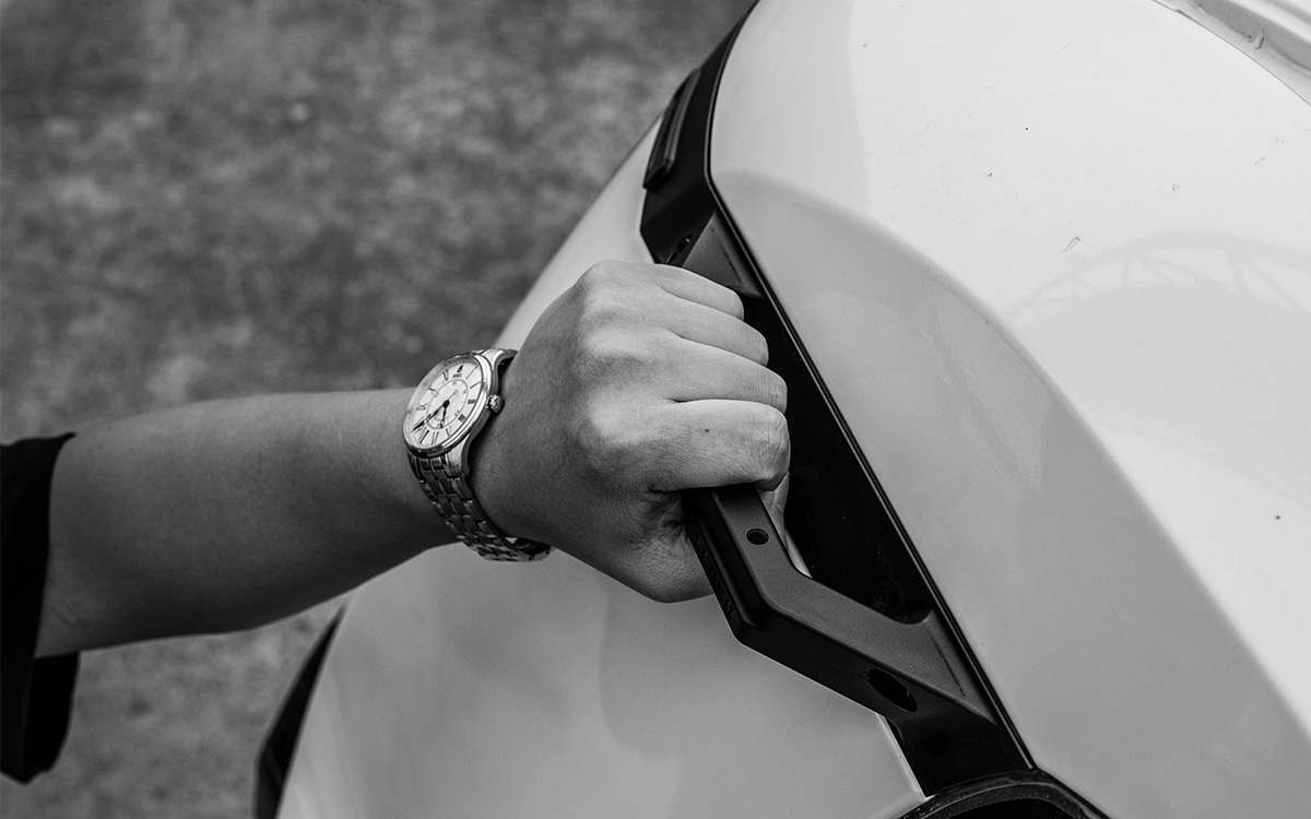 Upgrade your GX550 with IRURI-HILLS D-Pillar Grab Handles. High-strength aluminum, rigid grip, and easy OEM install for safe overlanding access.