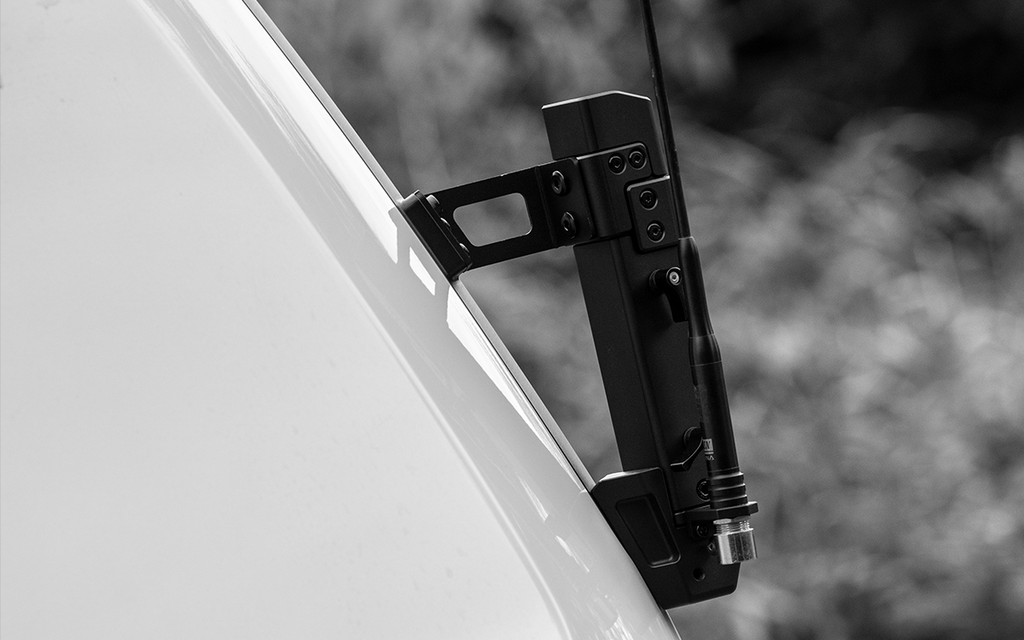 Fly your flag with pride. The IRURI-HILLS foldable mount for the GX550 features a quick-release mechanism and adjustable angle.